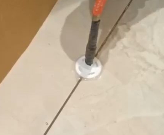 广饶瓷砖空鼓维修公司专业解答瓷砖在铺贴过程中，如果没有涂抹均匀到位的粘结材料（如水泥砂浆或瓷砖胶），可能会导致以下问题